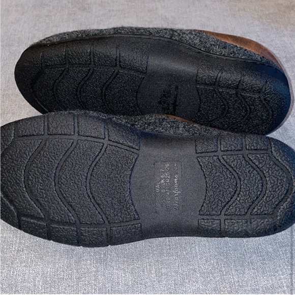 Dluxe by Dearfoam Memory Foam Slippers - Picture 4 of 6